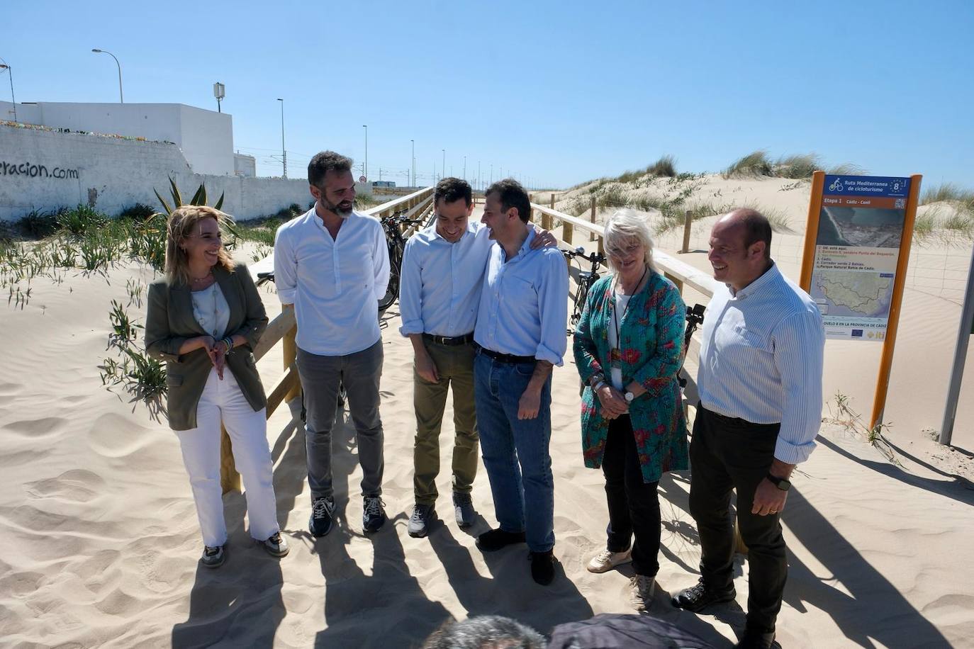 El pedaleo del presidente: Juanma Moreno se sube a la bicicleta en el bautizo del Eurovelo 8