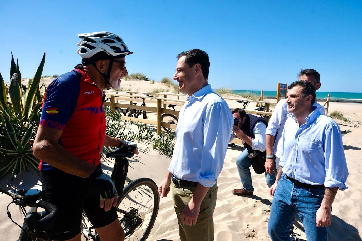 El pedaleo del presidente: Juanma Moreno se sube a la bicicleta en el bautizo del Eurovelo 8