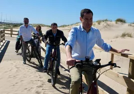 El pedaleo del presidente: Juanma Moreno se sube a la bicicleta en el bautizo del Eurovelo 8