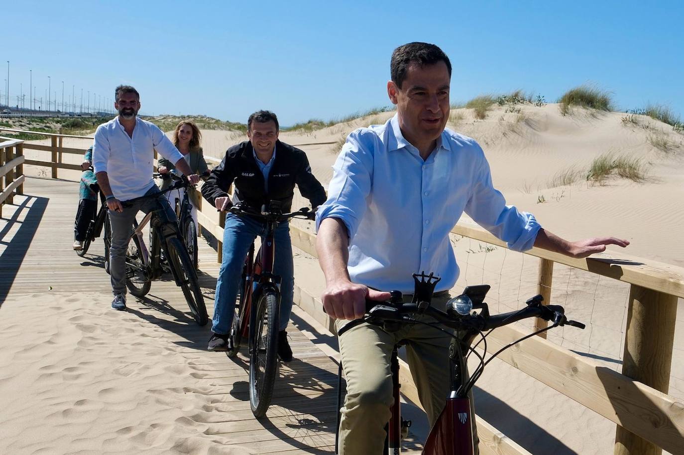 El pedaleo del presidente: Juanma Moreno se sube a la bicicleta en el bautizo del Eurovelo 8