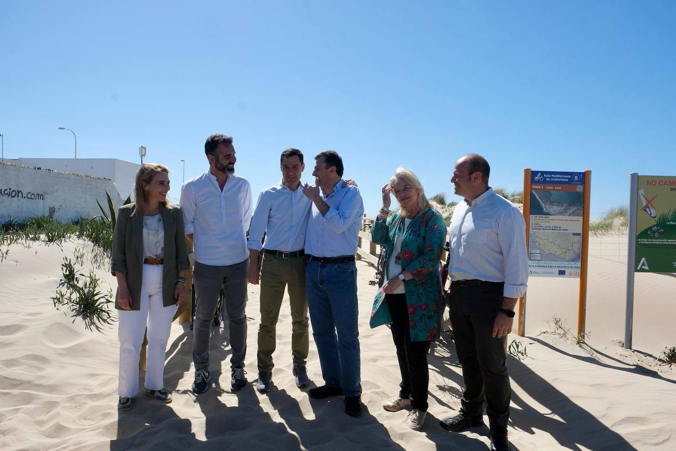 El pedaleo del presidente: Juanma Moreno se sube a la bicicleta en el bautizo del Eurovelo 8