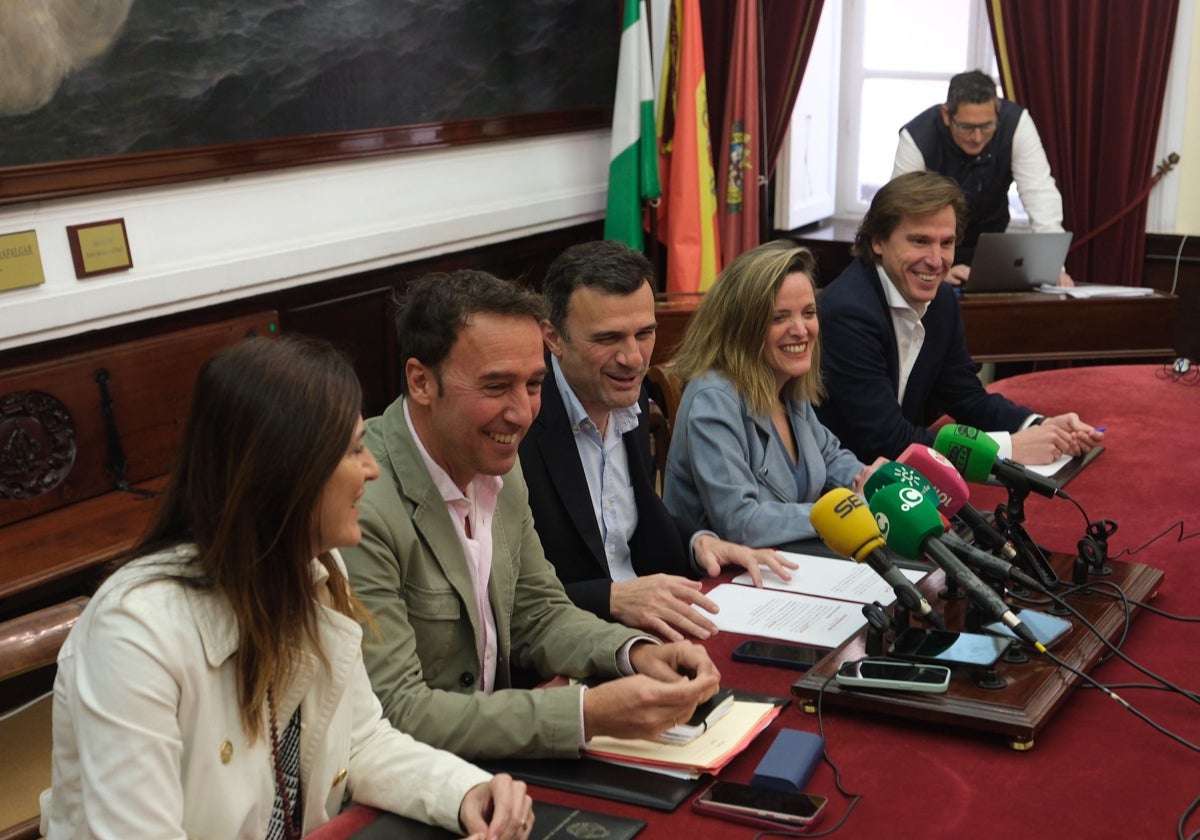 El alcalde, junto a cuatro ediles del Gobierno municipal, este viernes en rueda de prensa.