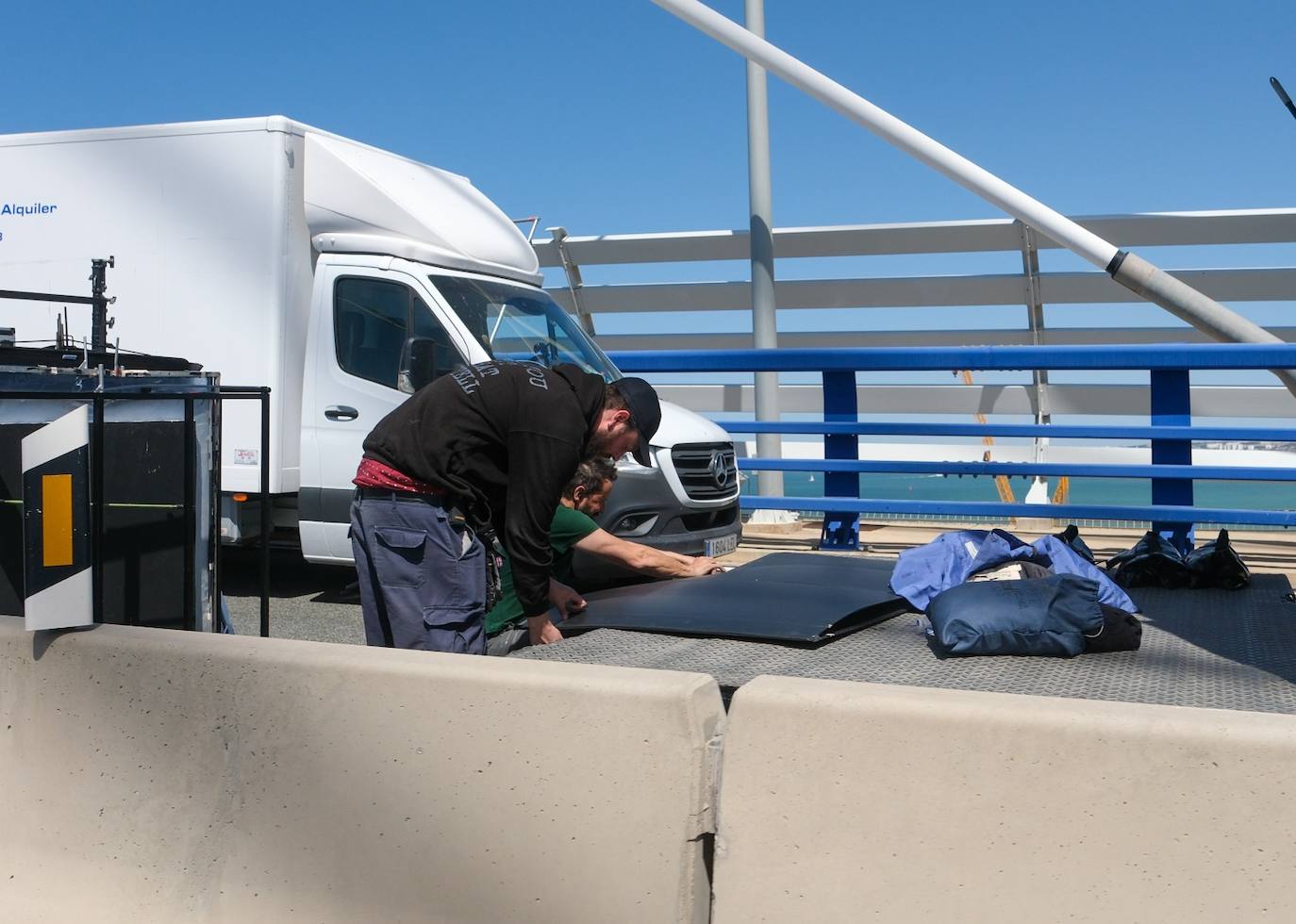 El otro &#039;atasco&#039; en el segundo puente de Cádiz: imágenes de la película que se rueda en la ciudad