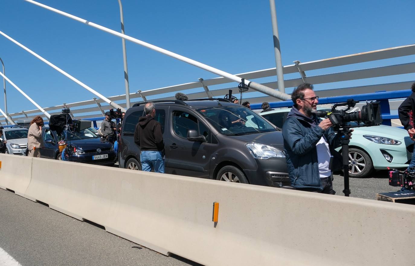 El otro &#039;atasco&#039; en el segundo puente de Cádiz: imágenes de la película que se rueda en la ciudad