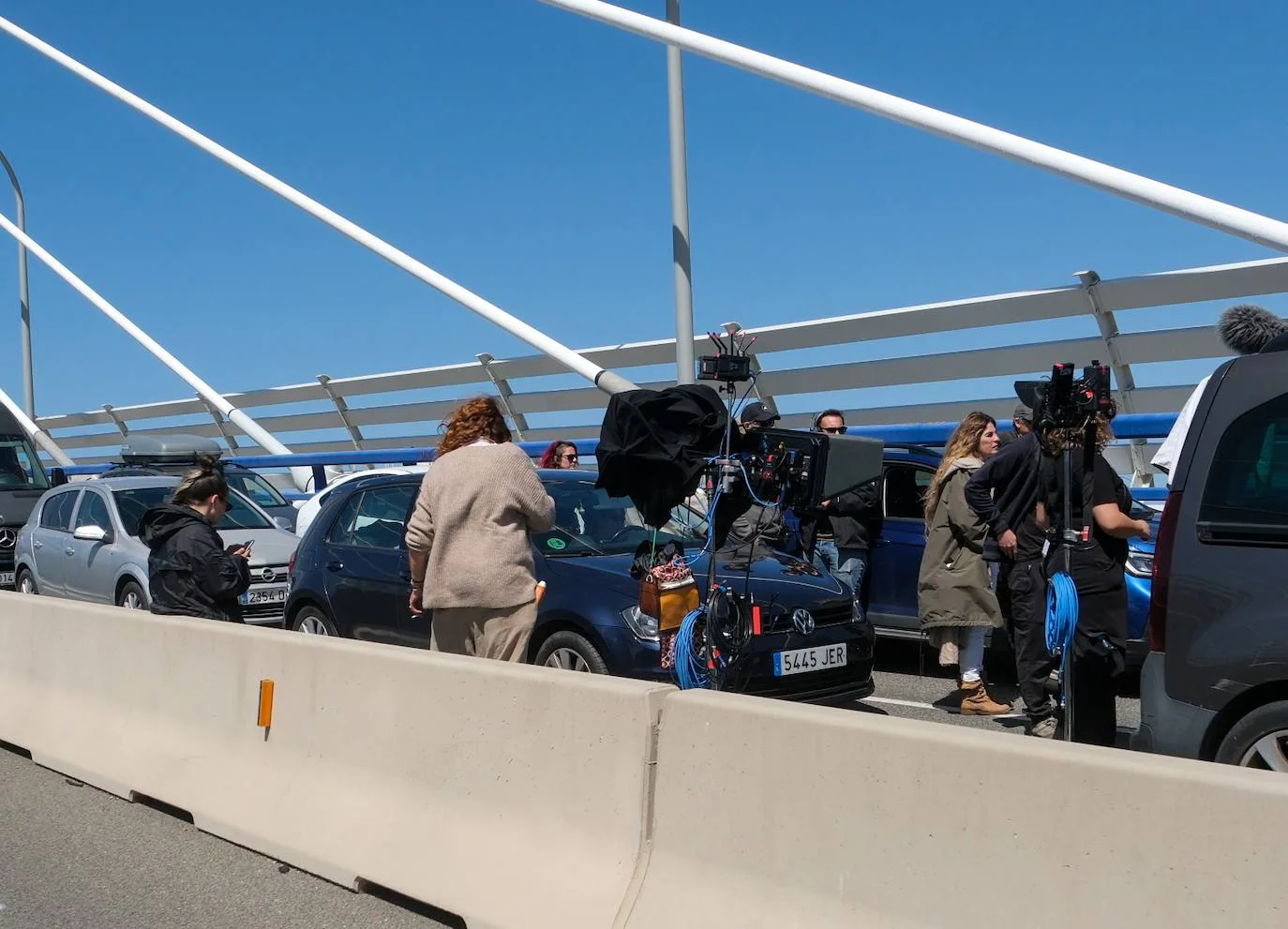 El otro &#039;atasco&#039; en el segundo puente de Cádiz: imágenes de la película que se rueda en la ciudad