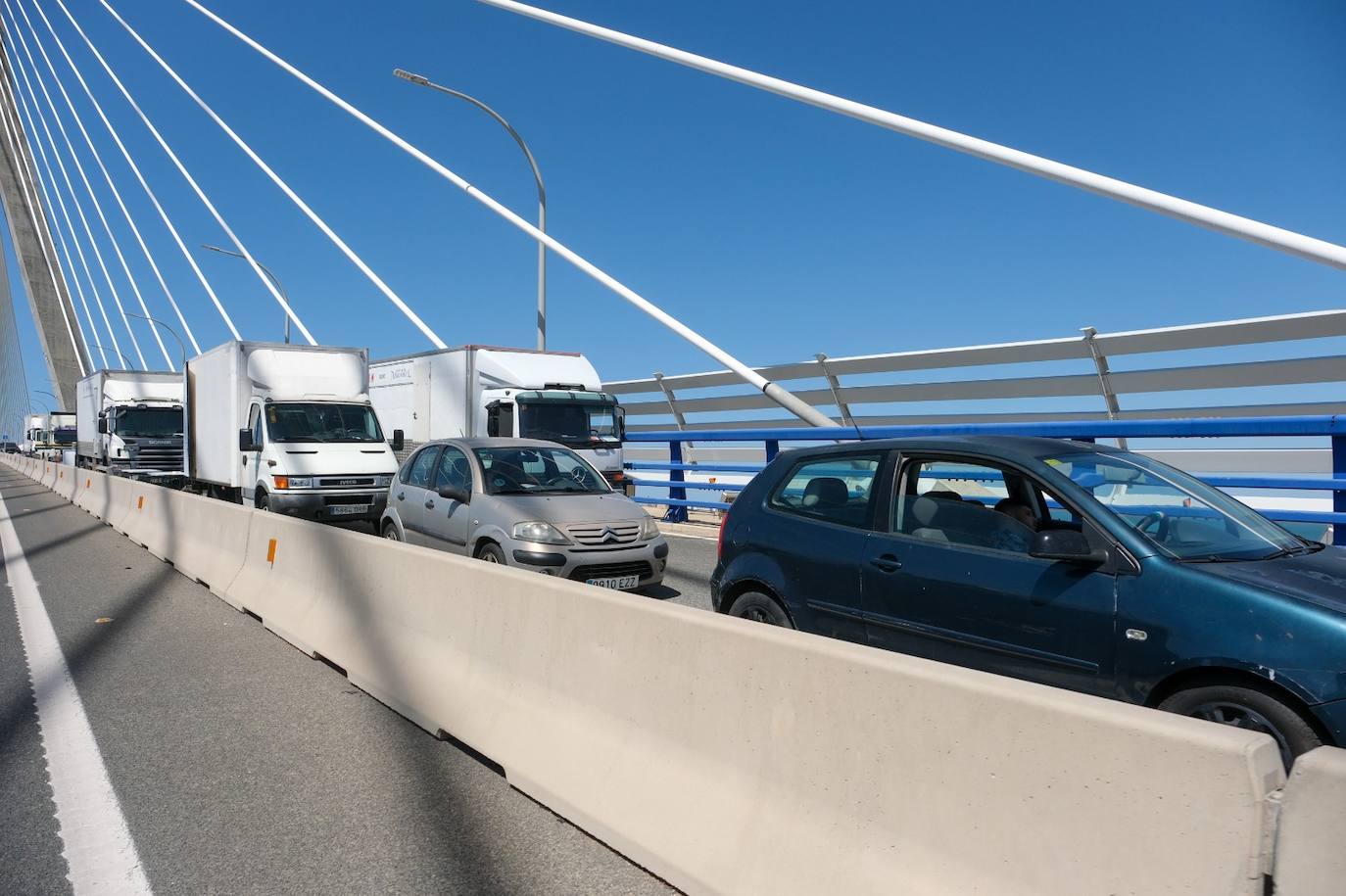 El otro &#039;atasco&#039; en el segundo puente de Cádiz: imágenes de la película que se rueda en la ciudad