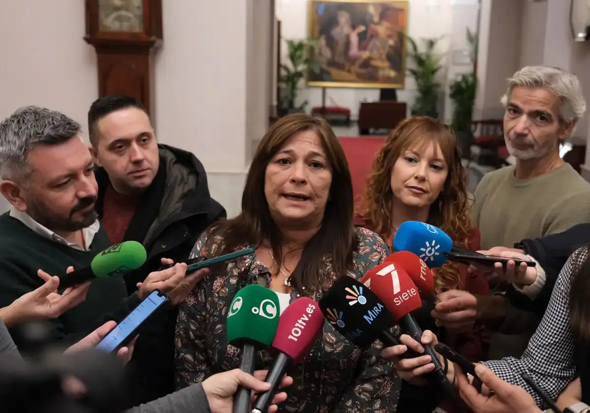 Helena Fernández, compareciendo ante los medios en el Ayuntamiento