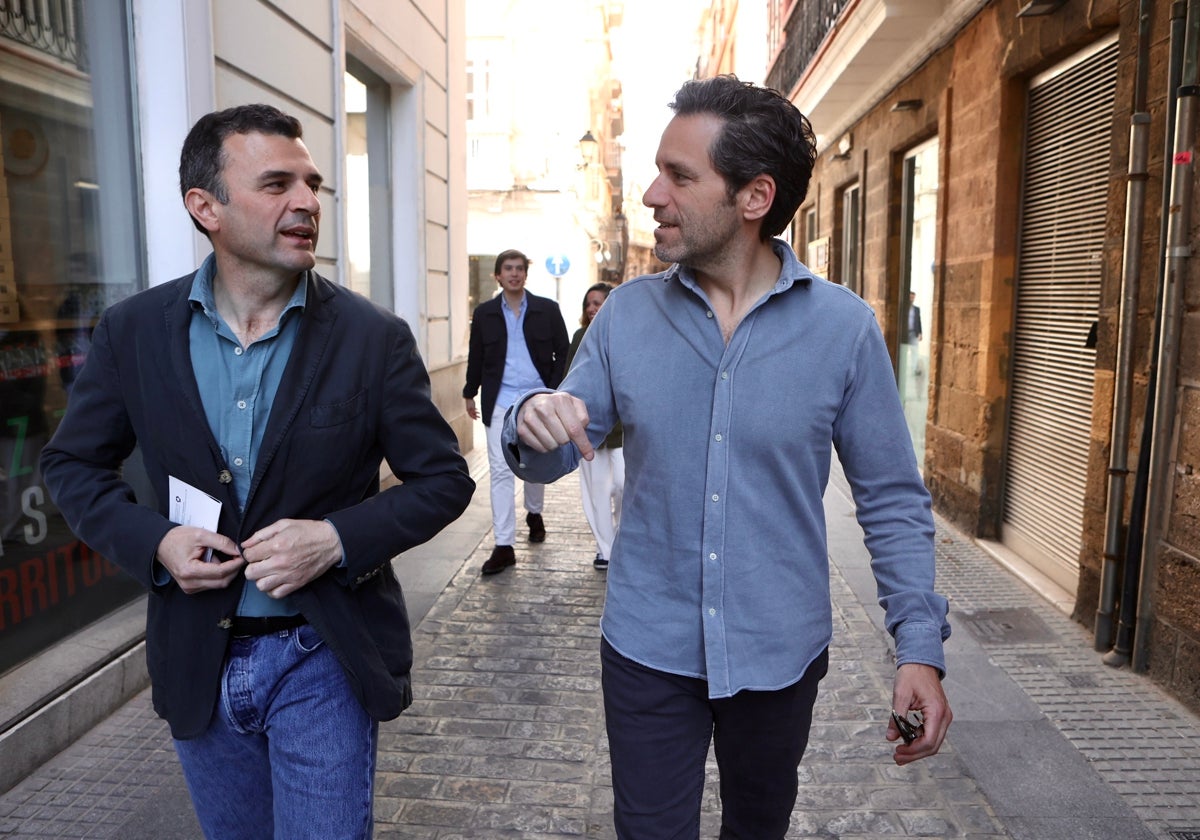 Borja Sémper y Bruno García paseando por Cádiz