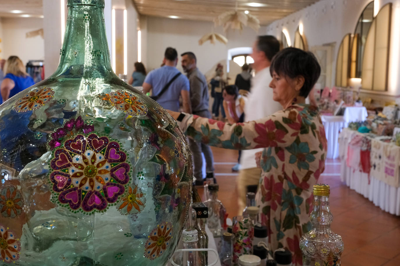 FOTOS: Mercadillo solidario a favor de la Asociación Reyes Magos