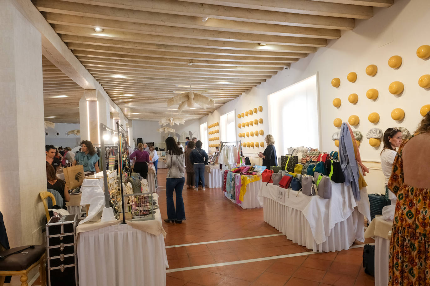 FOTOS: Mercadillo solidario a favor de la Asociación Reyes Magos