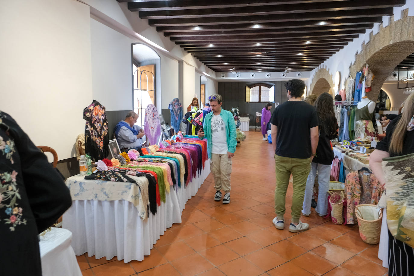 FOTOS: Mercadillo solidario a favor de la Asociación Reyes Magos