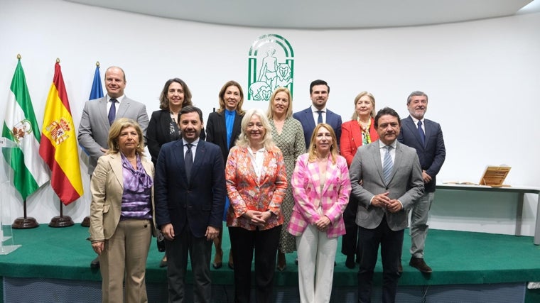 Foto de familia en la sede de la Delegación del Gobierno de Cádiz.