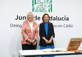 Tania Barcelona, junto a Mercedes Colombo, tras jurar su cargo como delegada territorial de Turismo, Cultura y Deporte.