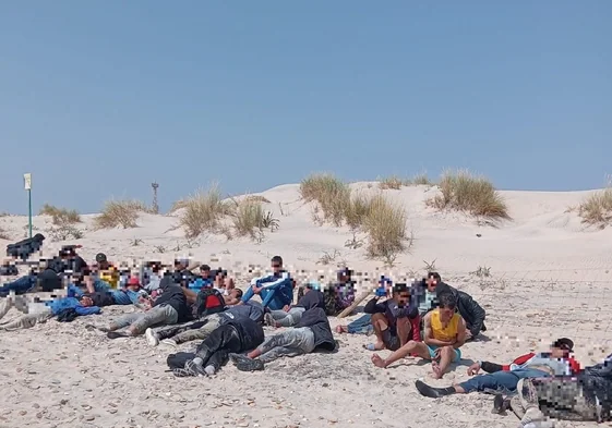 Llega una patera con más de 20 migrantes a la playa de Camposoto