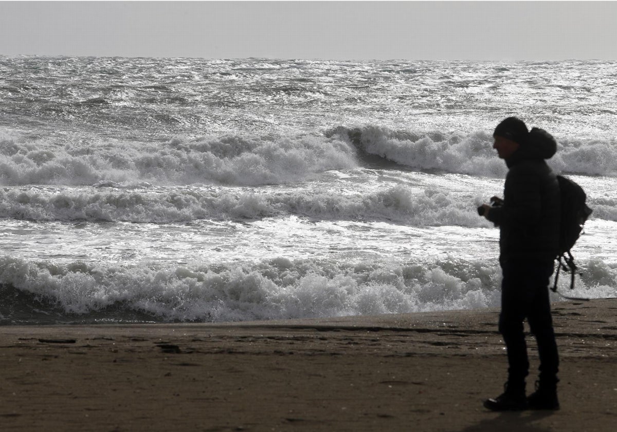 El fin de semana arrancará con aviso amarillo por viento y oleaje en la costa de Cádiz