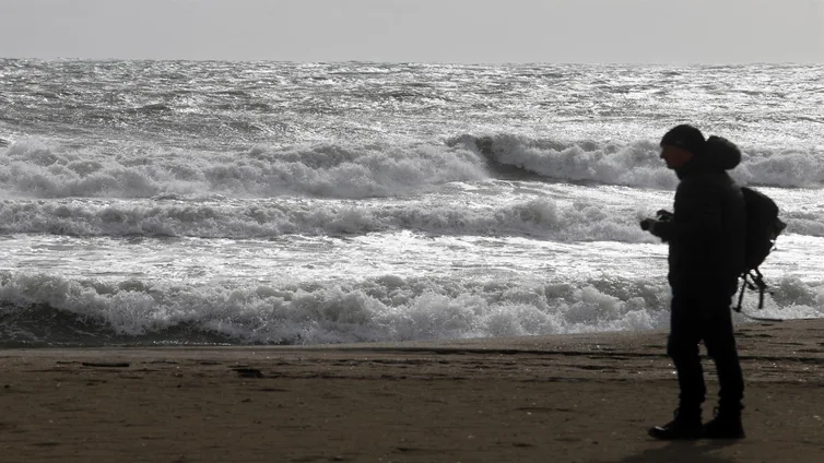 El fin de semana arrancará con aviso amarillo por viento y oleaje en la costa de Cádiz