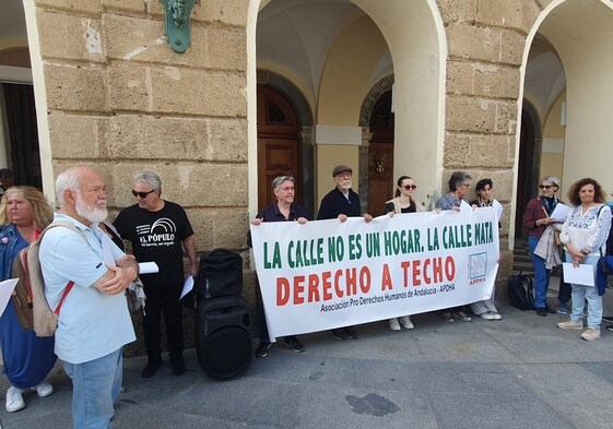 Momentos antes del inicio de la concentración de la APDHA junto al Ayuntamiento de Cádiz este jueves.