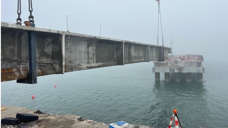 El Puente que dejó de ser puente: las imágenes de la retirada del primer vano del Carranza