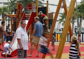El Ayuntamiento de Cádiz renovará el suelo de caucho de 36 parques infantiles
