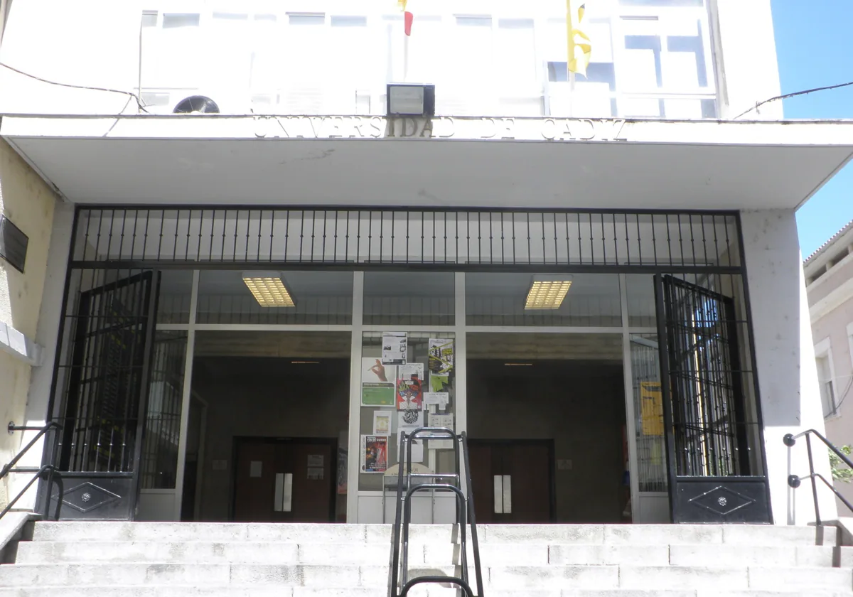 Imagen de archivo del acceso a la antigua sede de la Escuela Superior de Ingeniería de Cádiz, justo donde COGITI pide que se rotule con el nombre de Mariano Marcos.