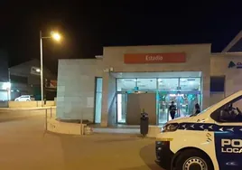 Un conductor se da a la fuga en Cádiz tras chocar y derribar una farola