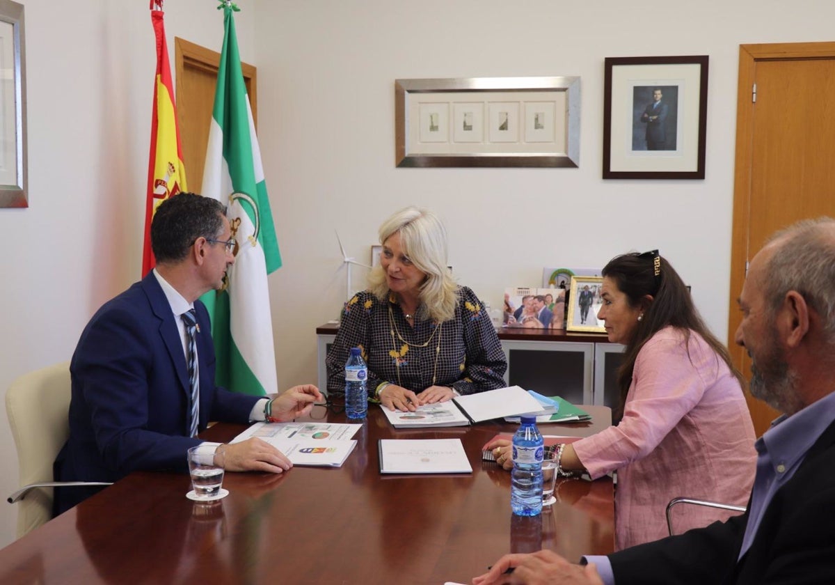 La delegada del Gobierno de la Junta en Cádiz, Mercedes Colombo, con el alcalde de Barbate, Miguel Molina, y la vicealcaldesa, Ana Moreno.