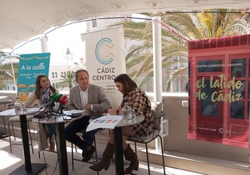 La presentación de la campaña 'El latido de Cádiz' se ha celebrado en la terraza del hotel Olom, frente a la Catedral.
