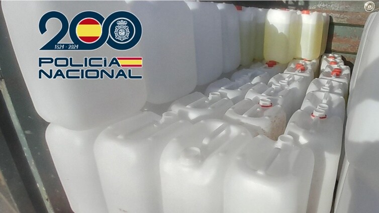 Dos detenidos en Jerez, entre ellos un menor de edad, con casi 700 litros de gasolina destinados a las narcolanchas