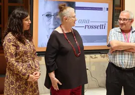 Ana Rossetti inaugura su exposición en la Semana Universitaria del Libro 2024 de la UCA