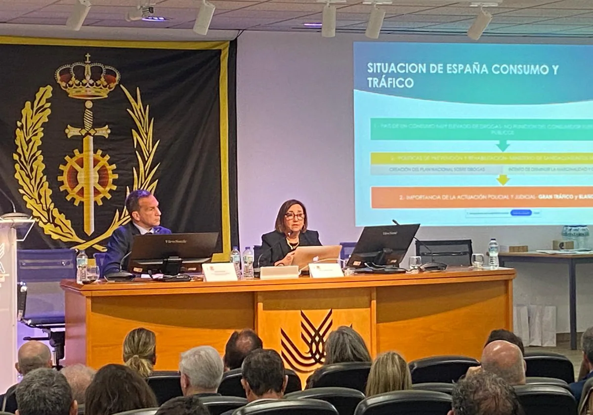 La fiscal Ana Villagómez participa en el congreso sobre crimen organizado en Cádiz en la Facultad de Ciencias del Trabajo.