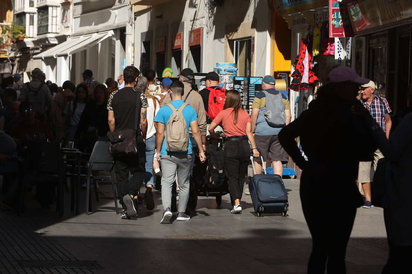Fotos: Más de 8.000 cruceristas en Cádiz este jueves