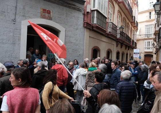 Simpatizantes y afiliados socialistas muestran su apoyo a Pedro Sánchez