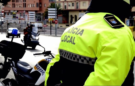 Un motorista que realizaba 'caballitos' atropella a un agente de la Policía Local en Jerez