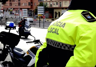 Un motorista que realizaba 'caballitos' atropella a un agente de la Policía Local en Jerez
