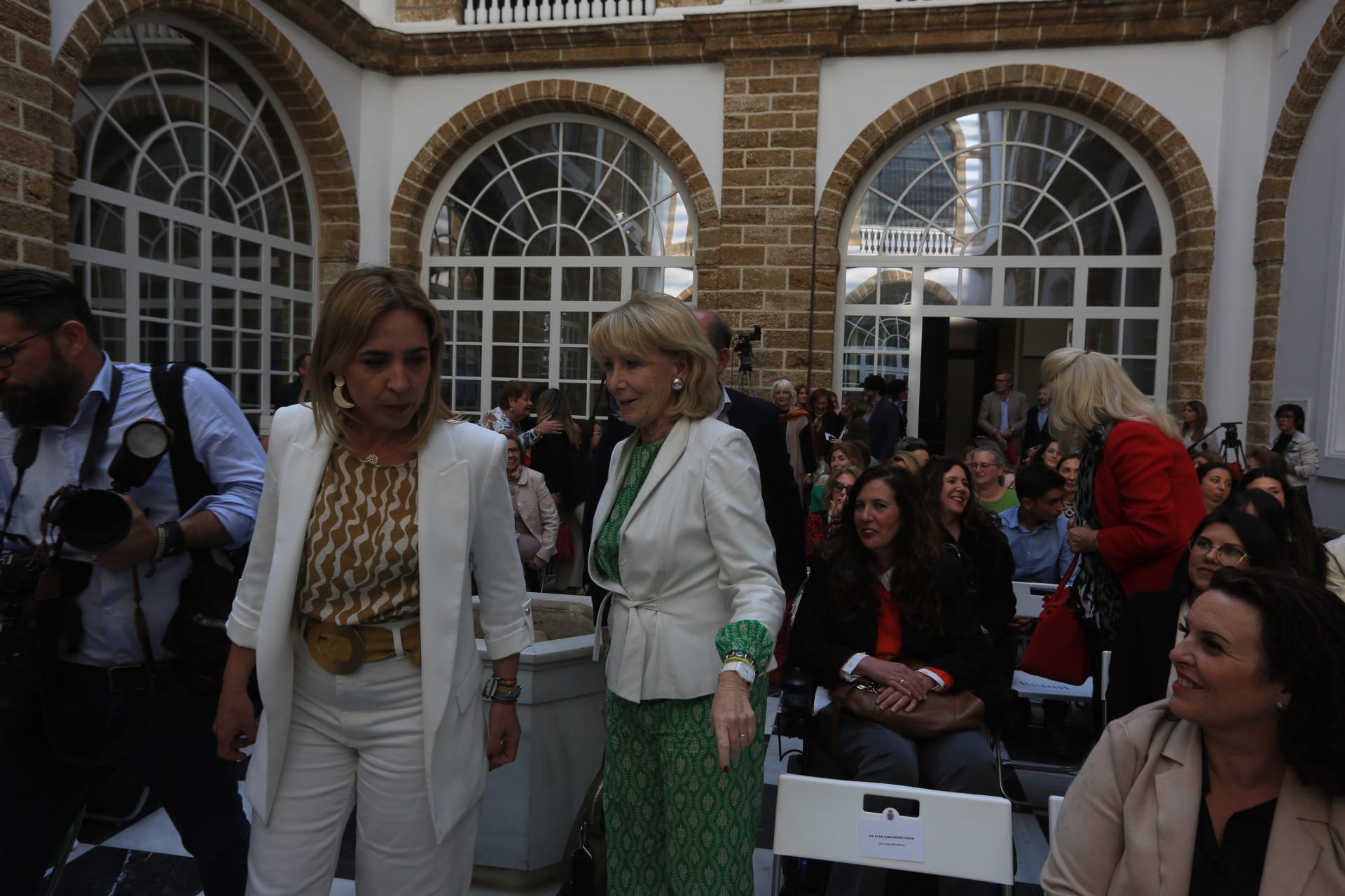 Fotos: Imágenes de la mesa redonda sobre el papel de la mujer en política organizado por Diputación