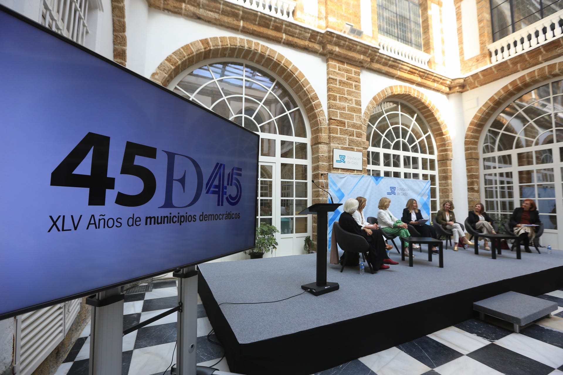 Fotos: Imágenes de la mesa redonda sobre el papel de la mujer en política organizado por Diputación