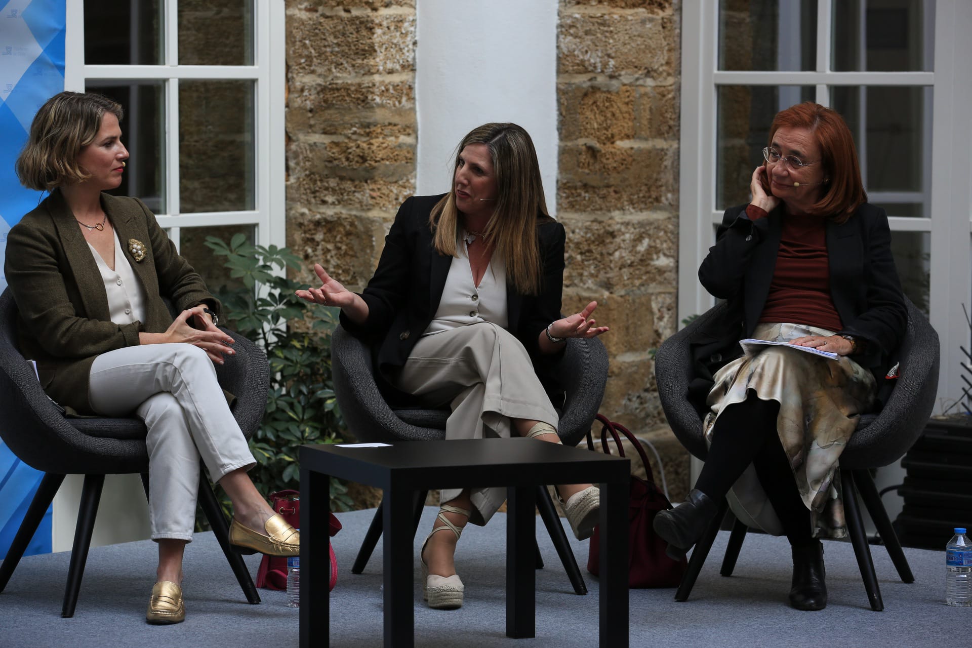 Fotos: Imágenes de la mesa redonda sobre el papel de la mujer en política organizado por Diputación