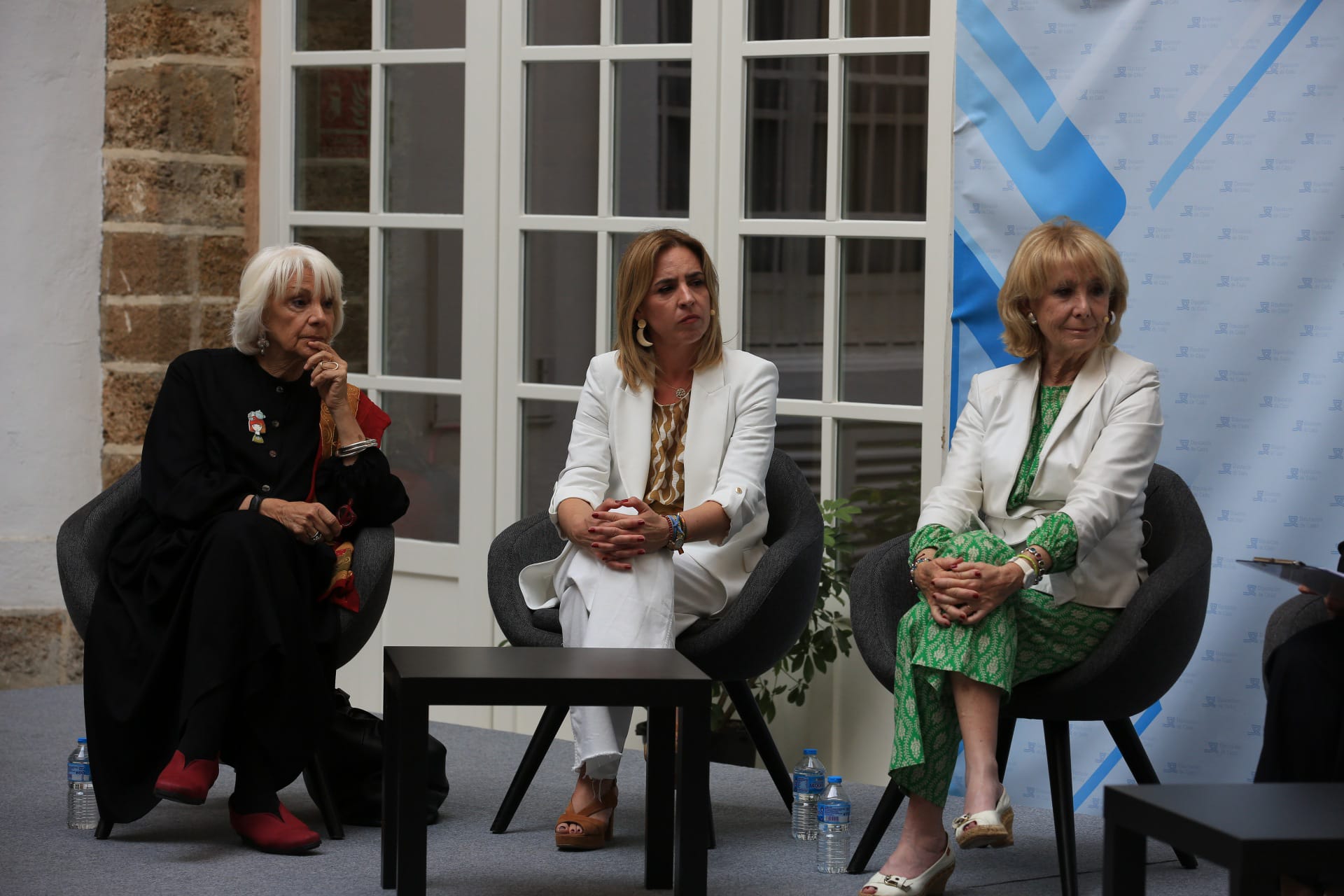 Fotos: Imágenes de la mesa redonda sobre el papel de la mujer en política organizado por Diputación