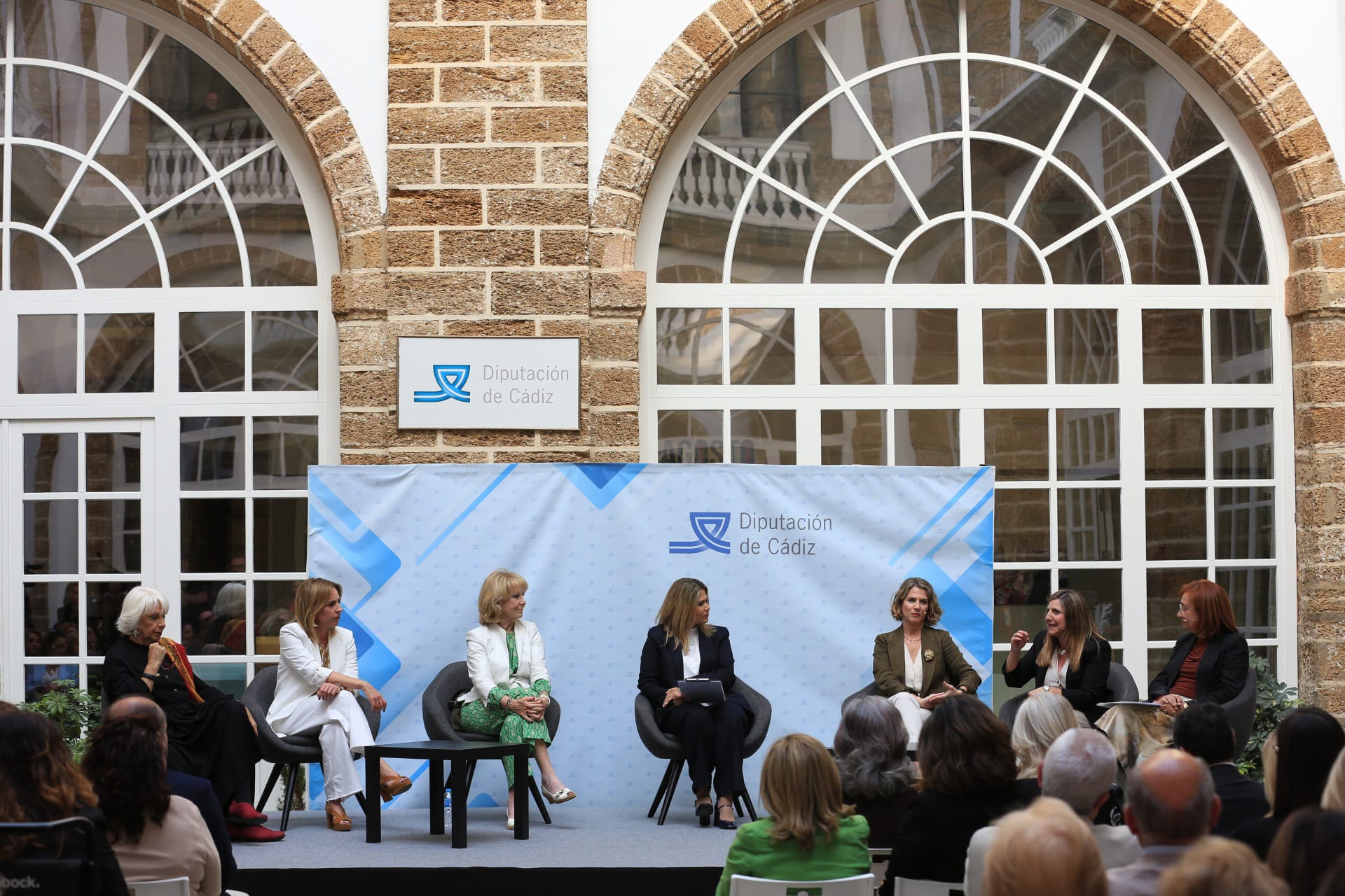 Fotos: Imágenes de la mesa redonda sobre el papel de la mujer en política organizado por Diputación