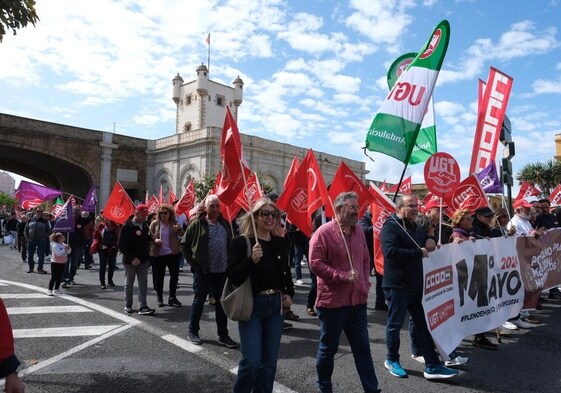 La manifestación de los sindicatos mayoritarios, a su paso por las Puertas de Tierra