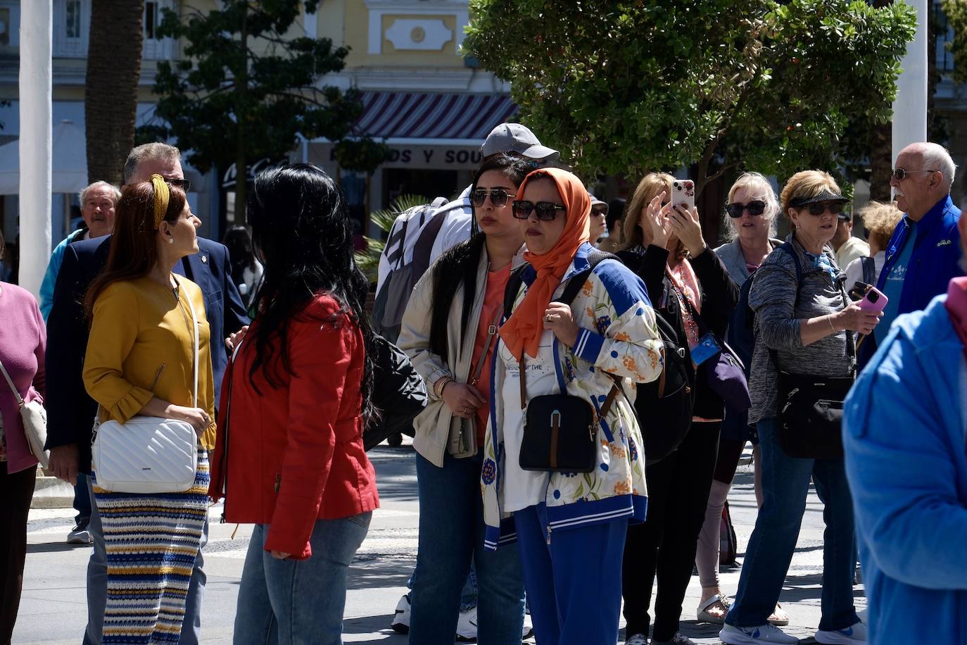 Los cruceristas dan color a las calles de Cádiz en este Primero de Mayo