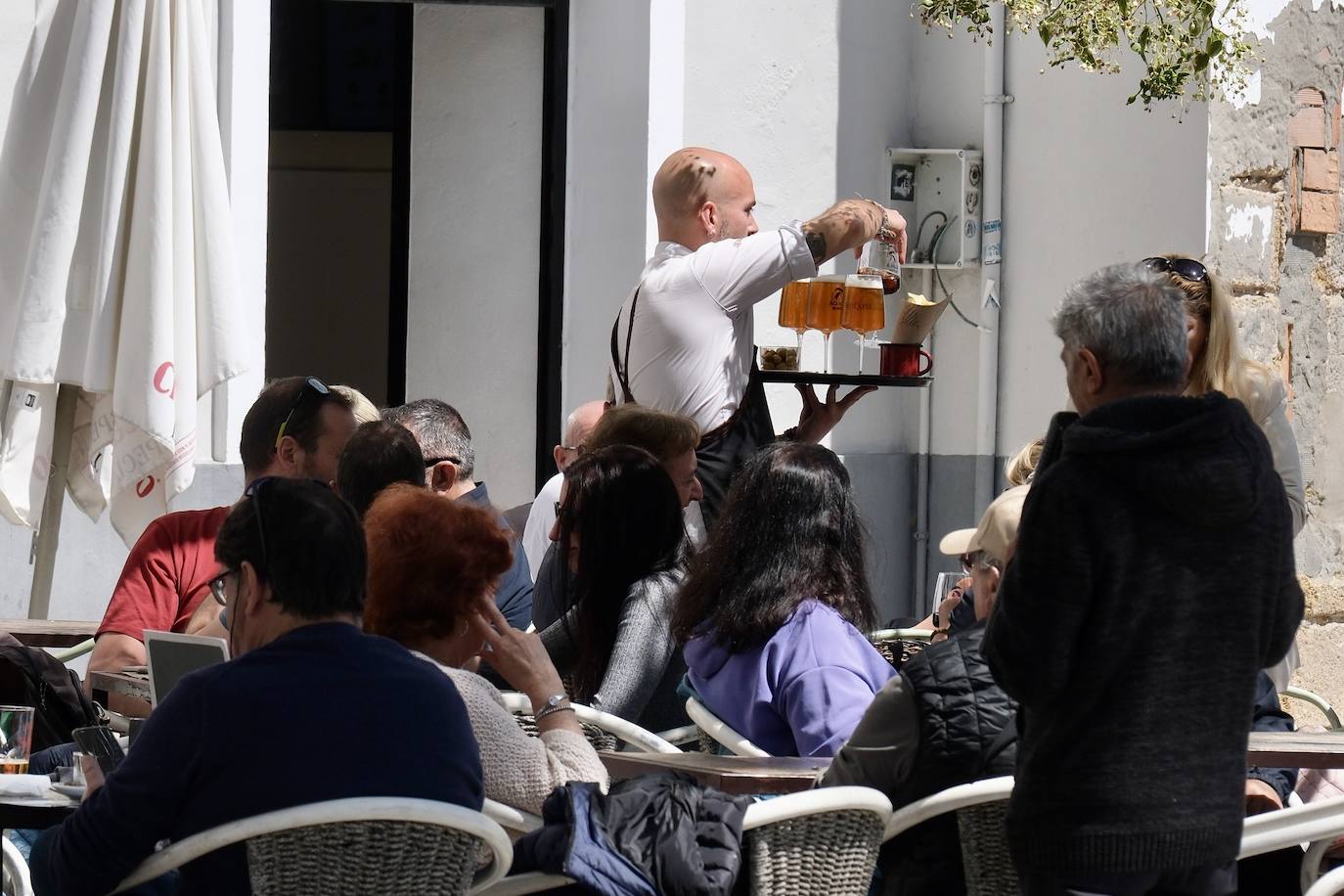 Los cruceristas dan color a las calles de Cádiz en este Primero de Mayo