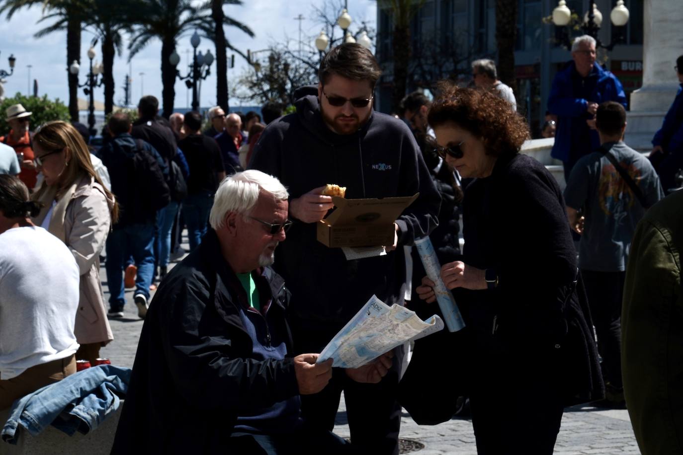 Los cruceristas dan color a las calles de Cádiz en este Primero de Mayo