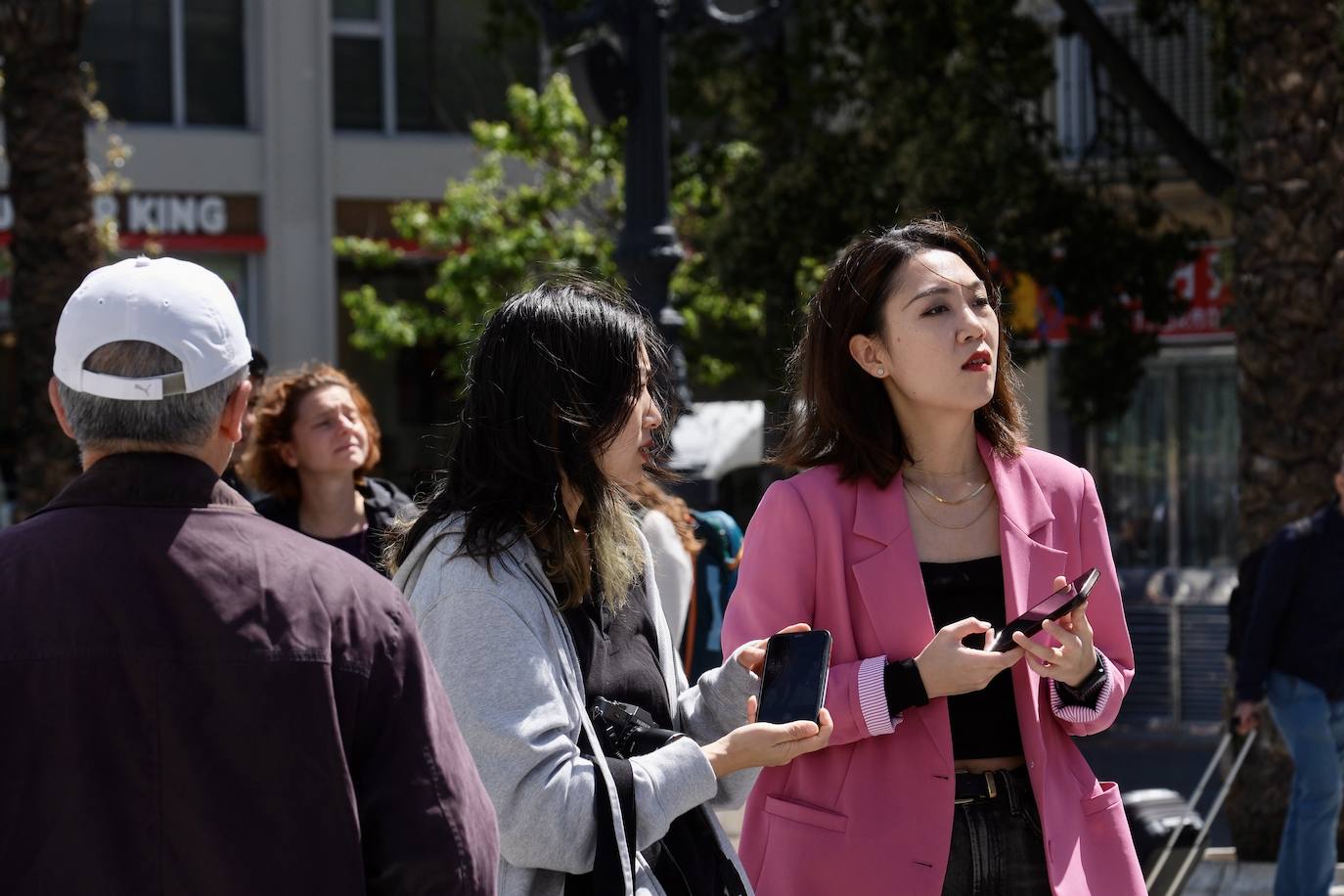 Los cruceristas dan color a las calles de Cádiz en este Primero de Mayo