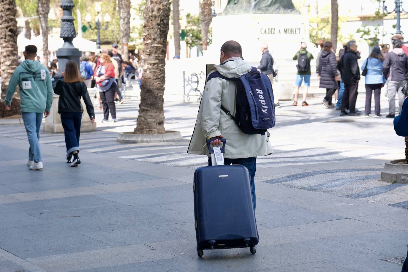 Los cruceristas dan color a las calles de Cádiz en este Primero de Mayo