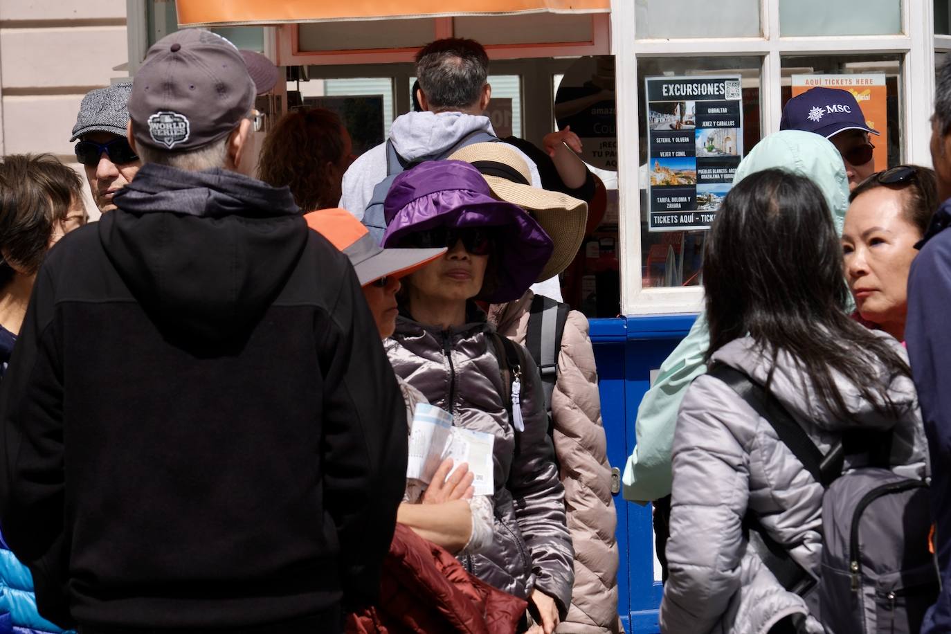Los cruceristas dan color a las calles de Cádiz en este Primero de Mayo