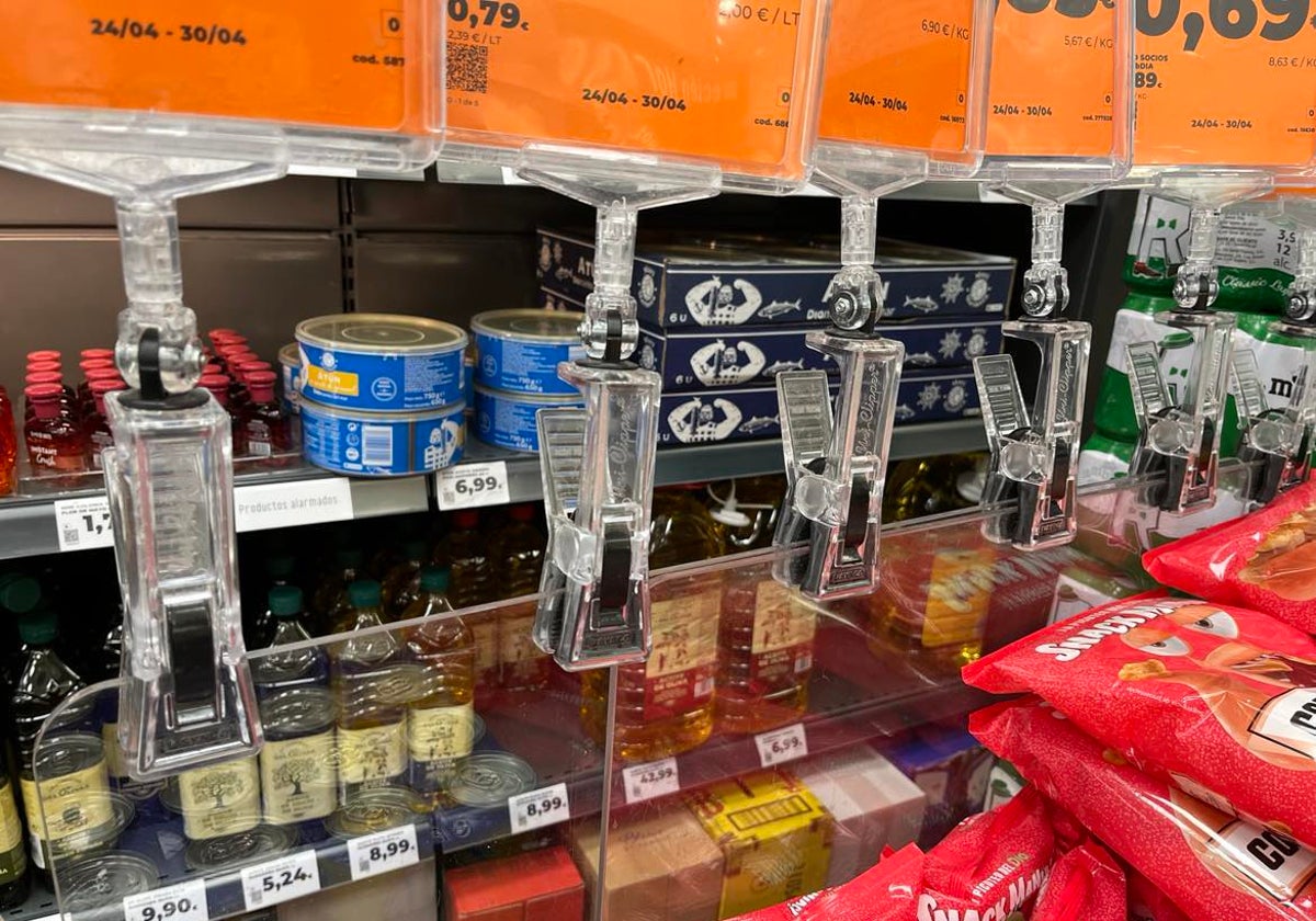 Otro productos sirven de barrera en supermercados de la ciudad para impedir el fácil acceso al aceite