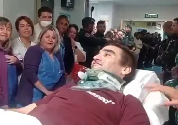 La emotiva salida del hospital de Alberto, el guardia civil atropellado en la AP-4: «Vine moribundo y me habéis salvado»