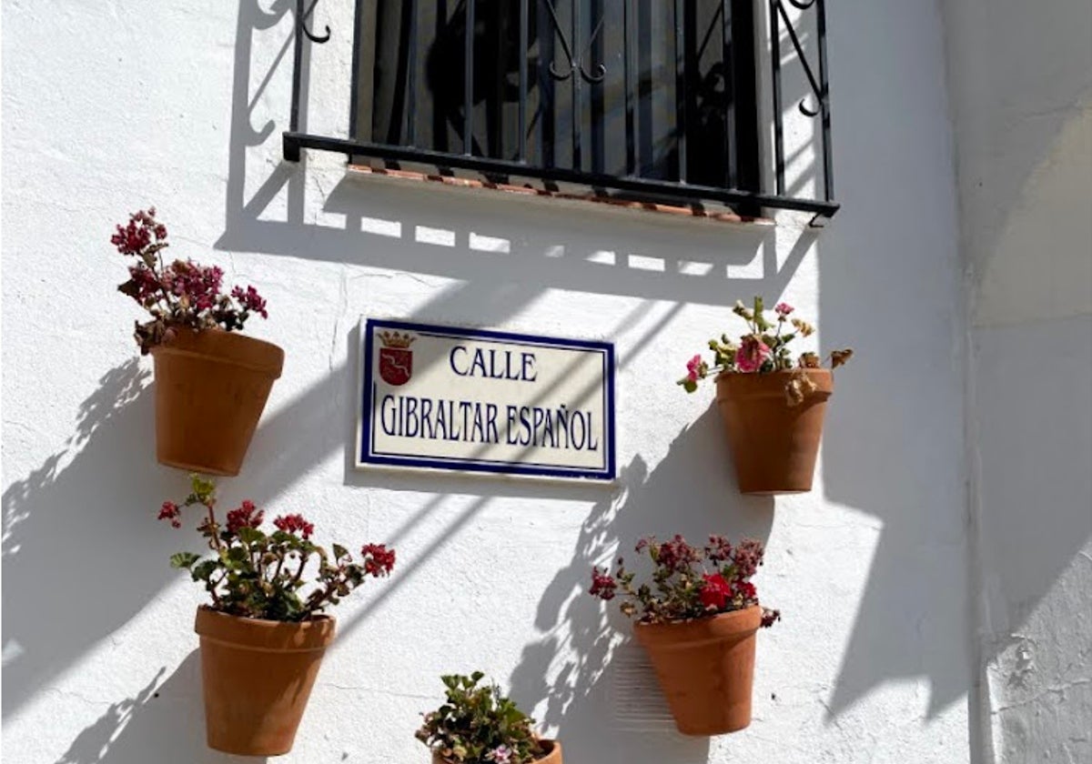 La calle &#039;Gibraltar Español&#039; que luce en un pueblo de Cádiz y que siempre se gana una foto