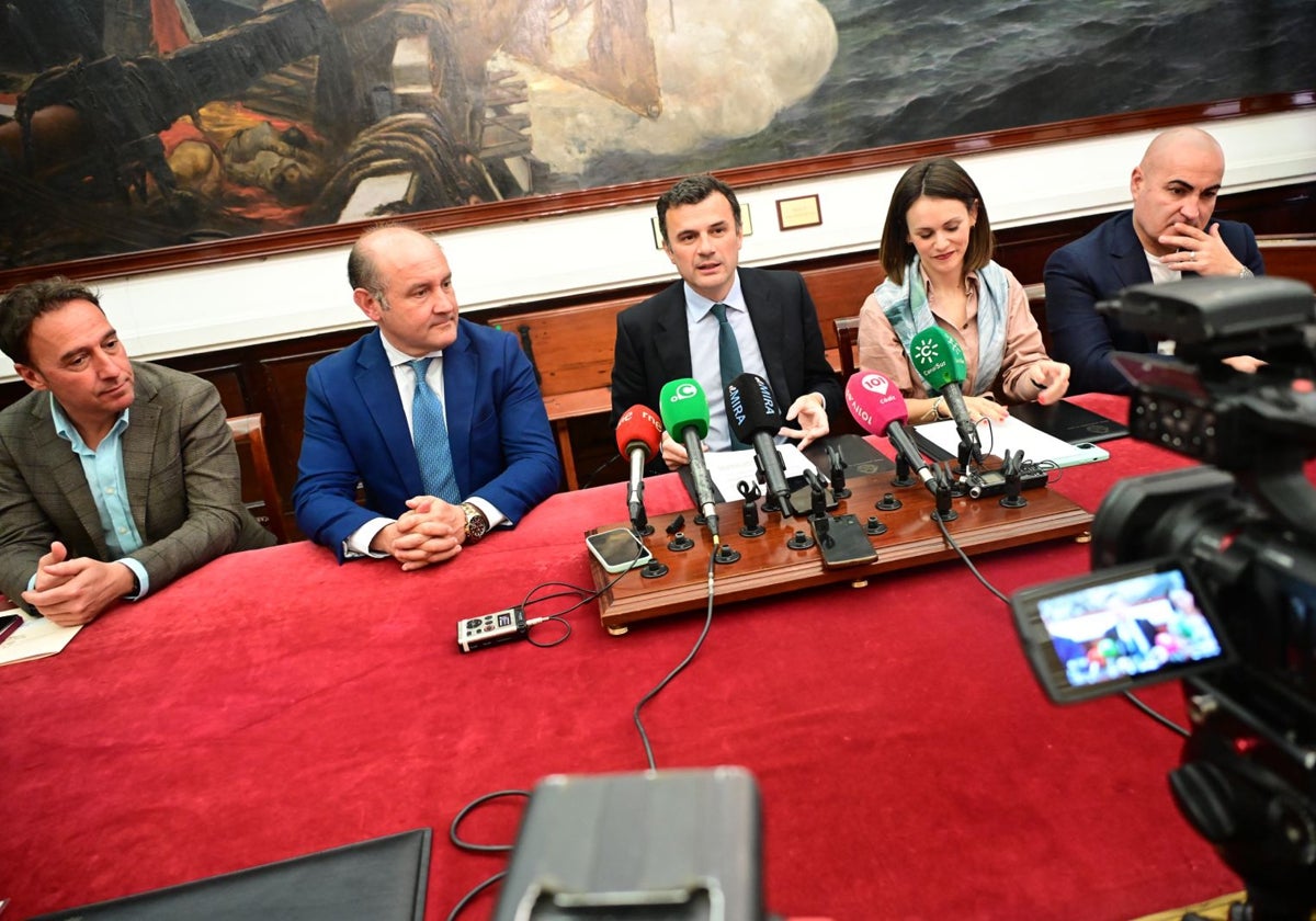 Bruno García, junto a cuatro tenientes de alcalde en la rueda de prensa de este viernes en el Ayuntamiento.